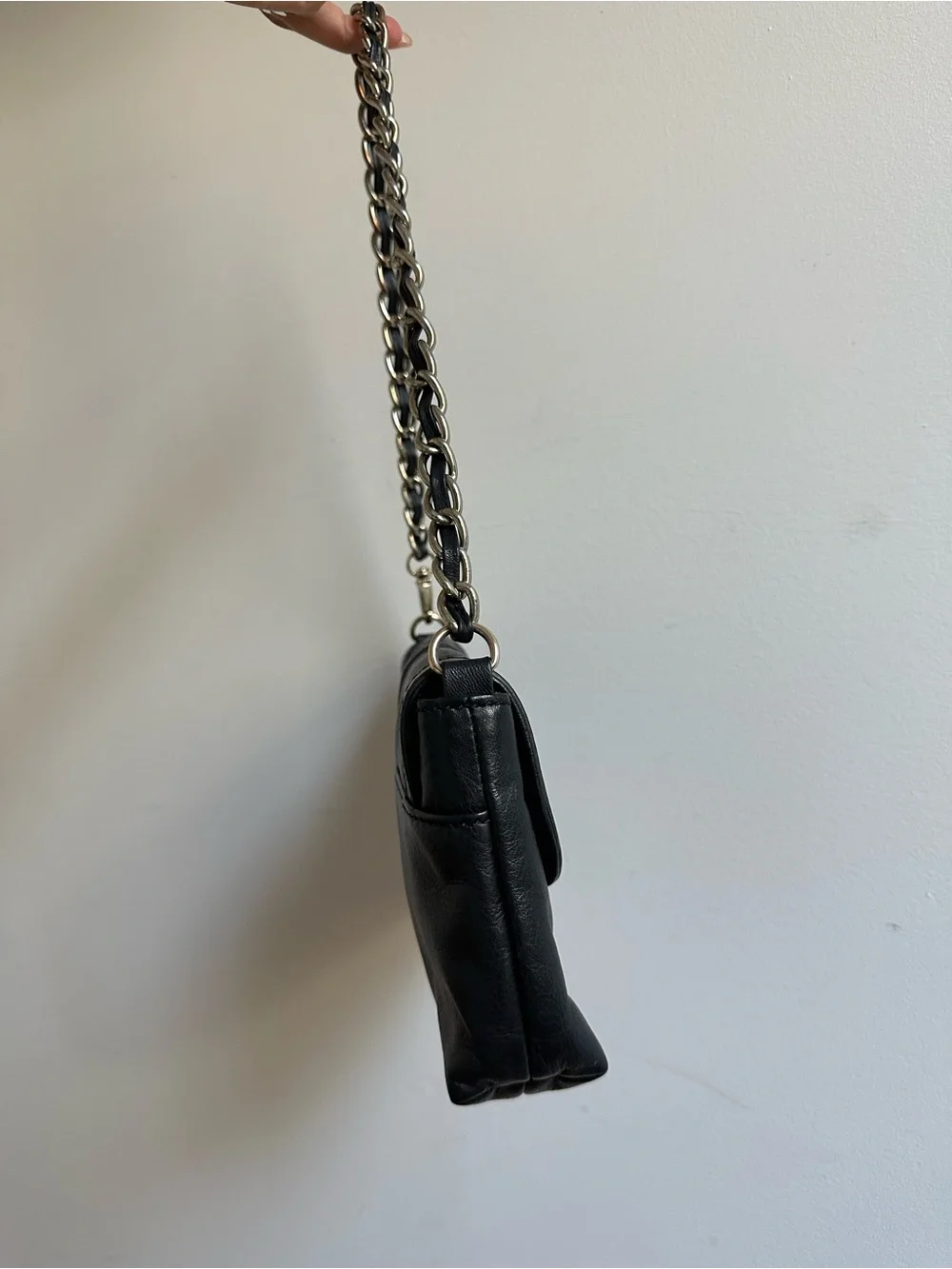 GUESS Black Leather Shoulder Bag with Chain Strap